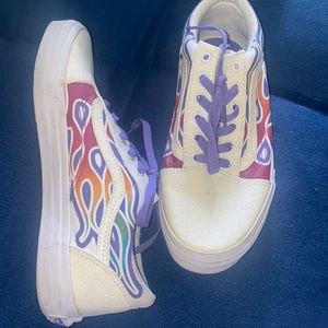 great detail! slight yellowing due to storage! great lisa frank looking vans!